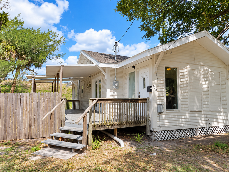 7704 N Huntley Ave - Photo 2 of 29