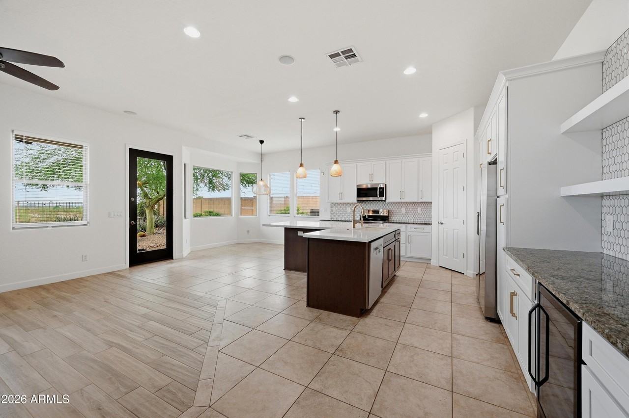18110 W Paseo Way - Photo 6 of 33