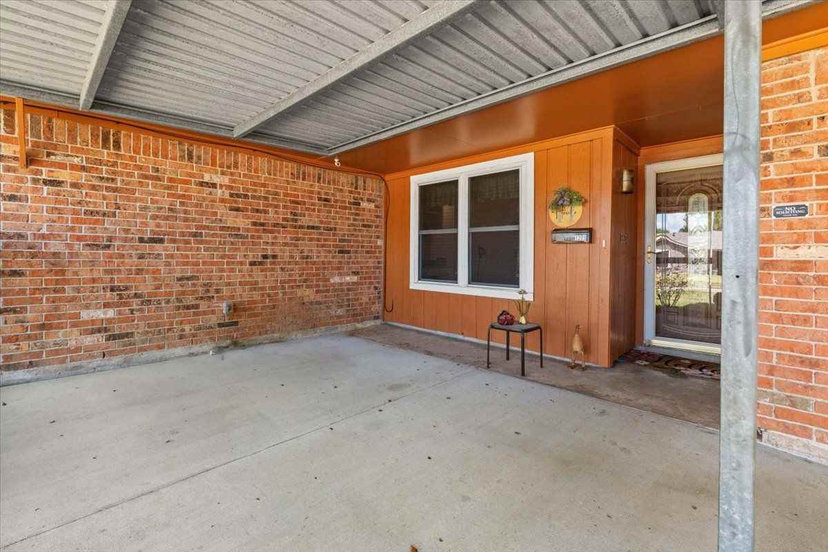 1209 E Brown Ln - Photo 2 of 15