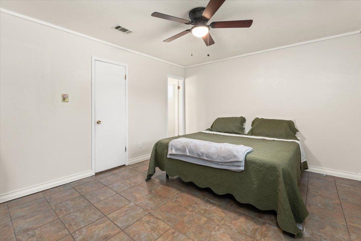 1209 E Brown Ln - Photo 5 of 15