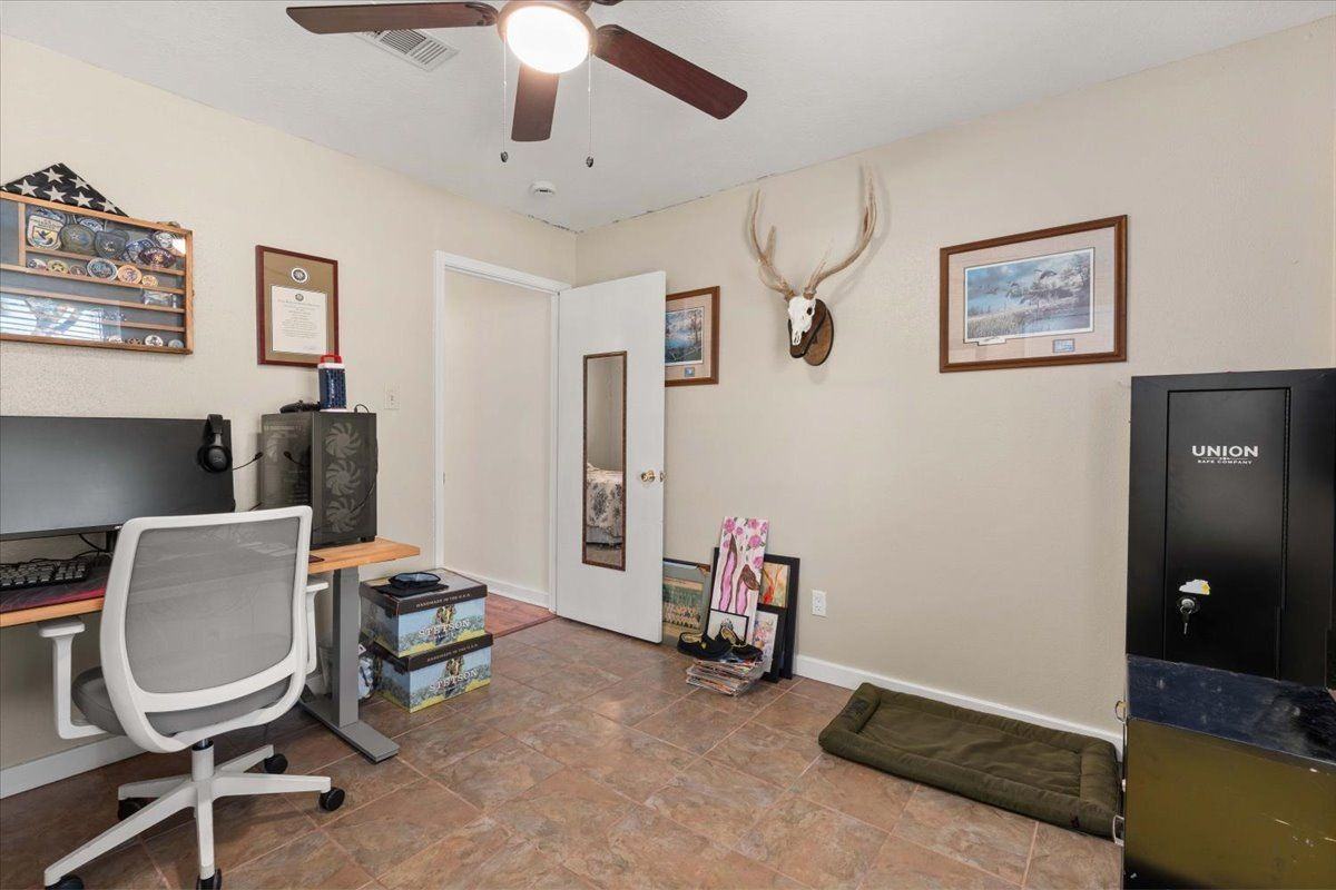 1209 E Brown Ln - Photo 6 of 15
