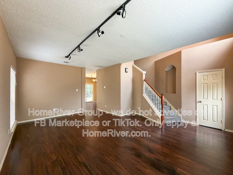 1809 Newton Dr - Photo 4 of 24