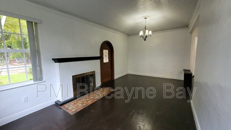 3666 Southwestterrace - Photo 5 of 33