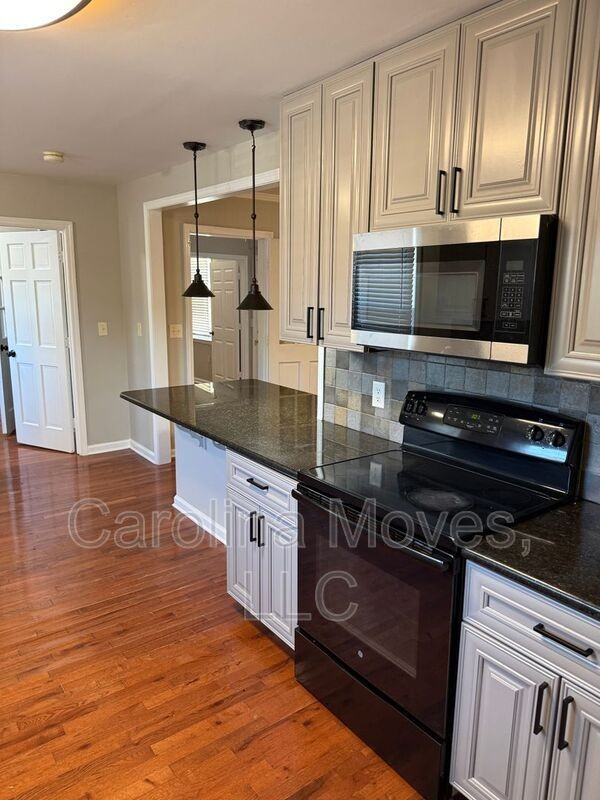 4597 Coach Hill Dr - Photo 7 of 39