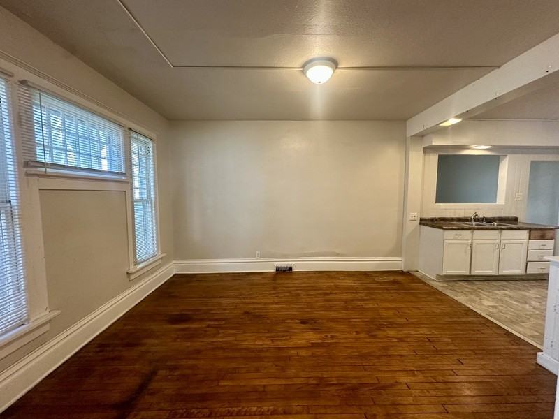 1555 Park Ave Se - Photo 4 of 26