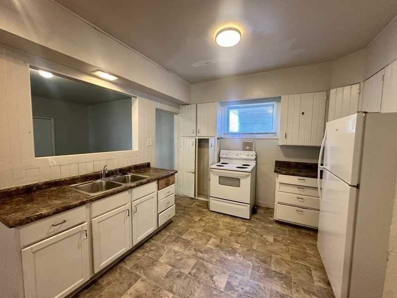 1555 Park Ave Se - Photo 6 of 26