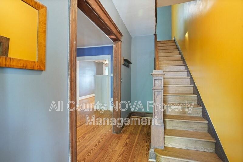 1612 Potomac Ave Se - Photo 4 of 18