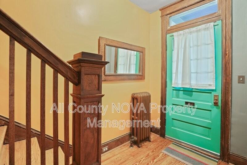 1612 Potomac Ave Se - Photo 5 of 18