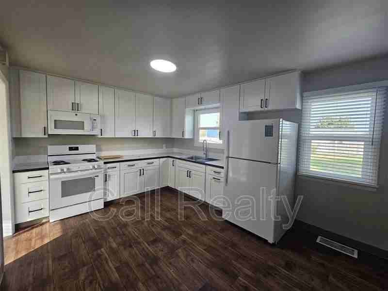 741 S Horton St - Photo 4 of 17