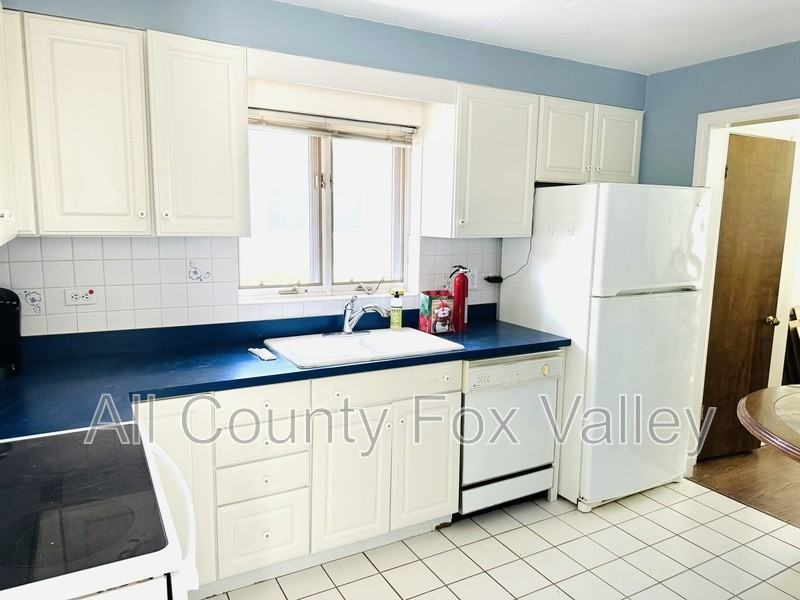 1370 Arbor Ave - Photo 3 of 24