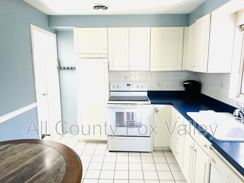1370 Arbor Ave - Photo 4 of 24