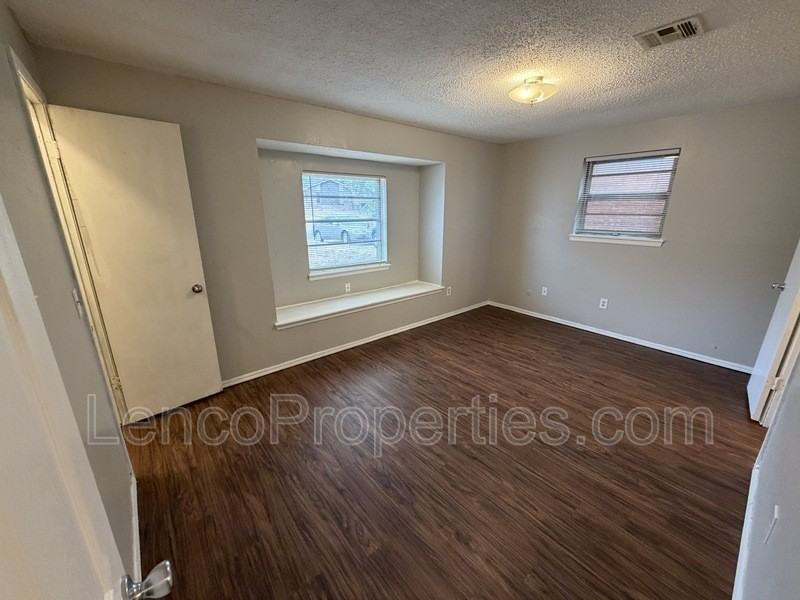 5221 Brookdale St - Photo 3 of 18
