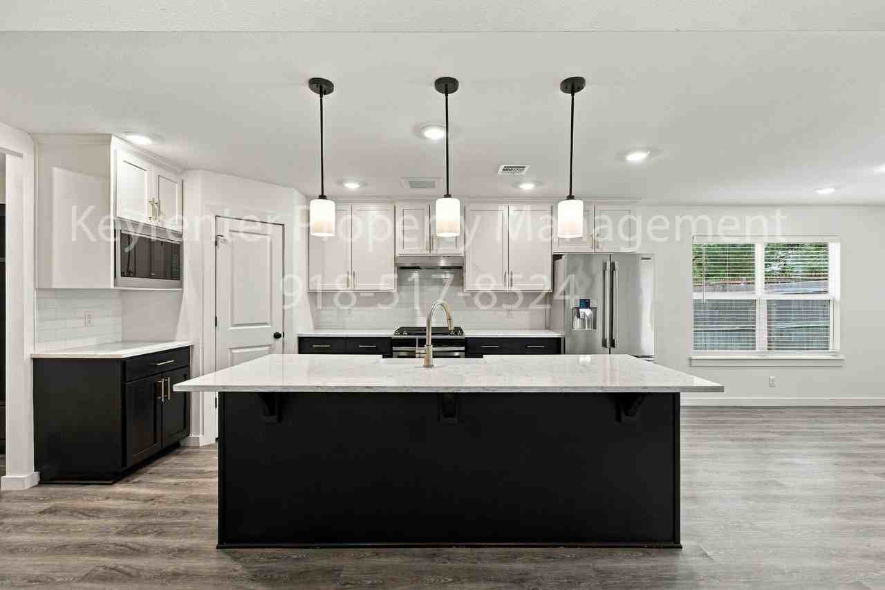 7104 S Kalanchoe Ave - Photo 2 of 22