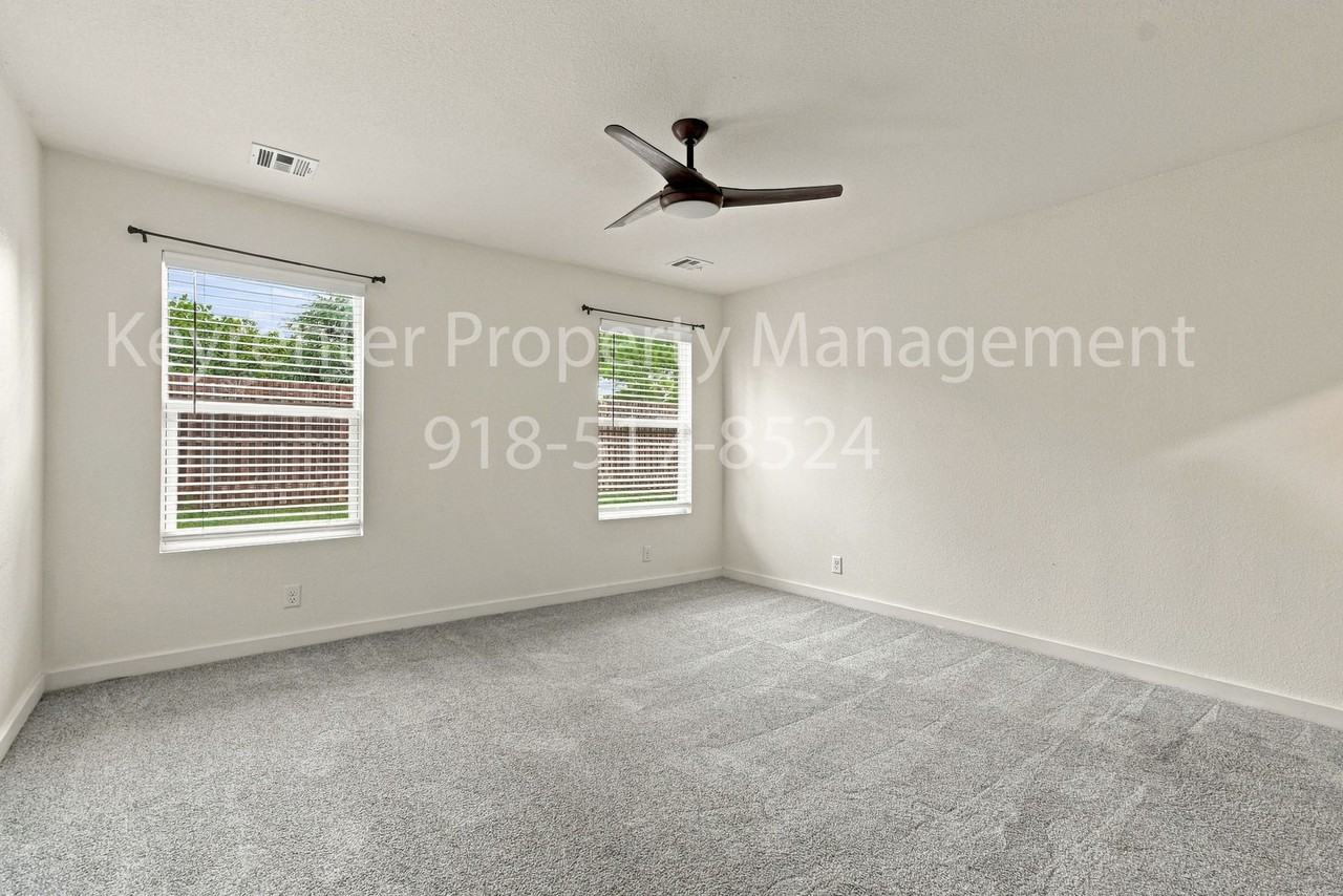 7104 S Kalanchoe Ave - Photo 4 of 22