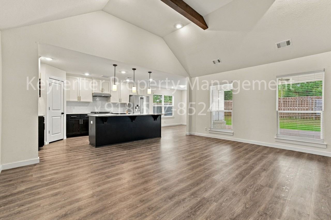 7104 S Kalanchoe Ave - Photo 5 of 22