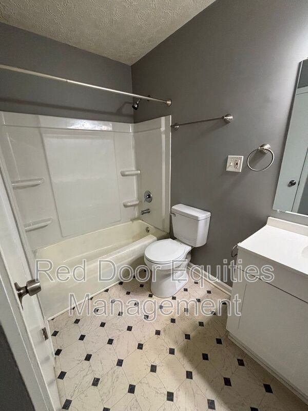 129 W Walnut St #P - Photo 6 of 9