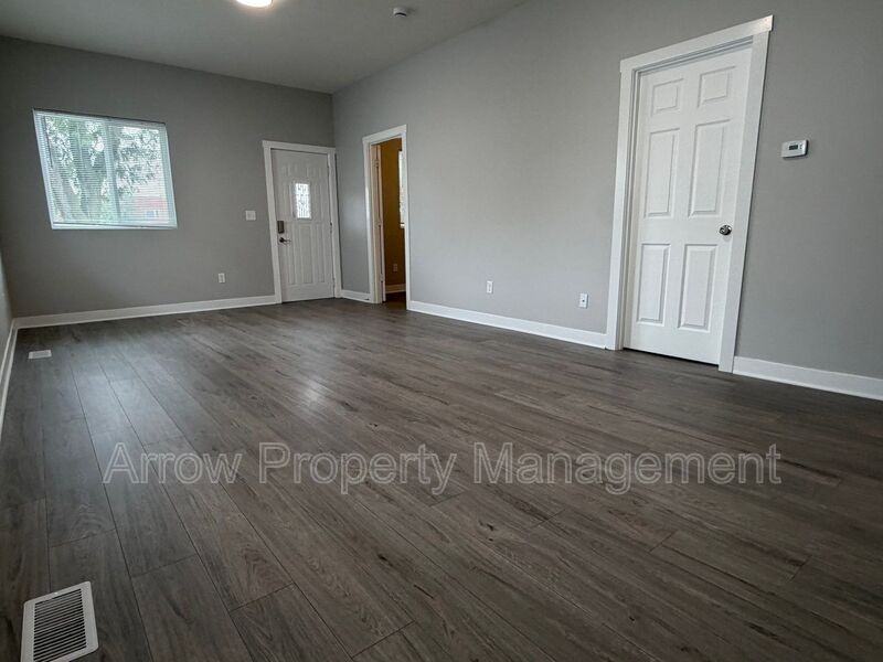 1026 Charleston St - Photo 6 of 21
