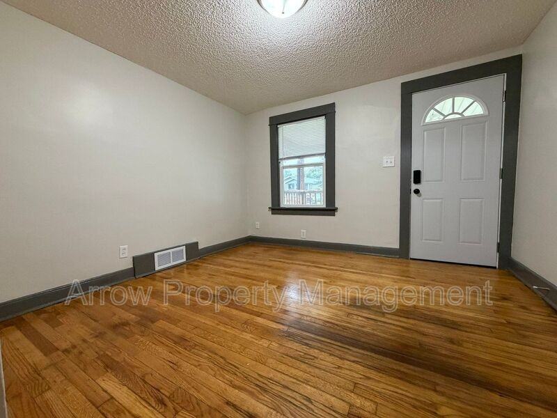 236 W E St - Photo 4 of 19