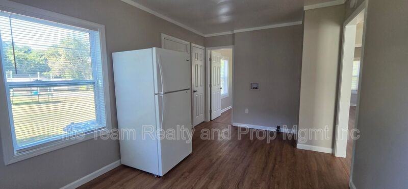 916 Mountain Crest Dr - Photo 3 of 10