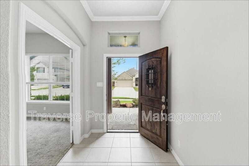 1652 Victoria Dr - Photo 3 of 25