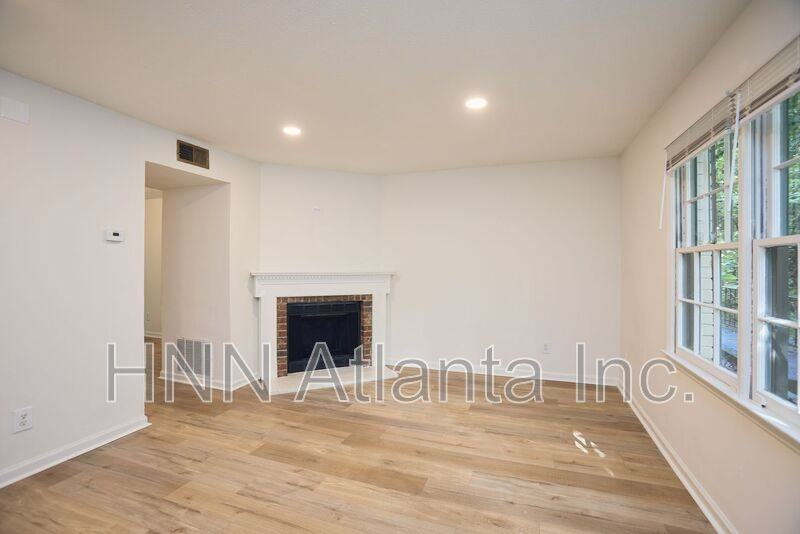 5557 Estates Ct - Photo 2 of 15