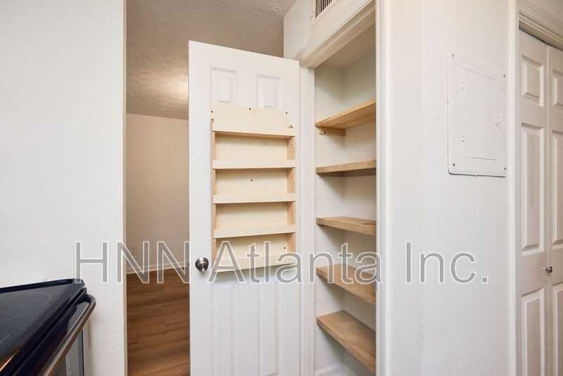 5557 Estates Ct - Photo 5 of 15
