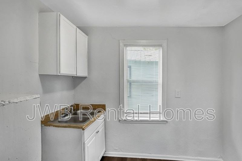 1549 Francis St - Photo 2 of 14