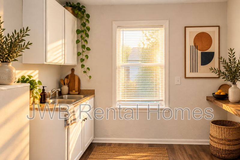 1549 Francis St - Photo 4 of 14
