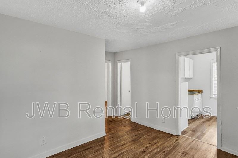 1549 Francis St - Photo 5 of 14