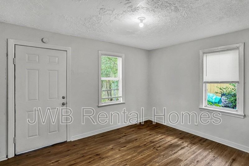 1549 Francis St - Photo 7 of 14