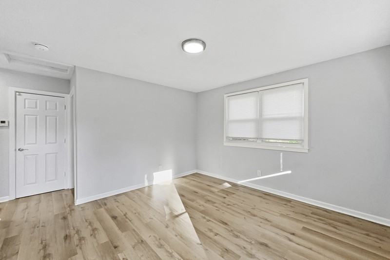 295 S Benedict Ave - Photo 2 of 10