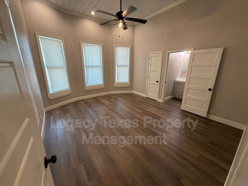 709 W Chambers St - Photo 7 of 14