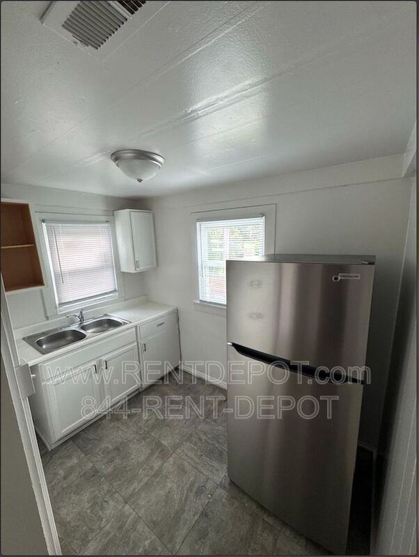 1231 Culver Dr #C - Photo 3 of 11