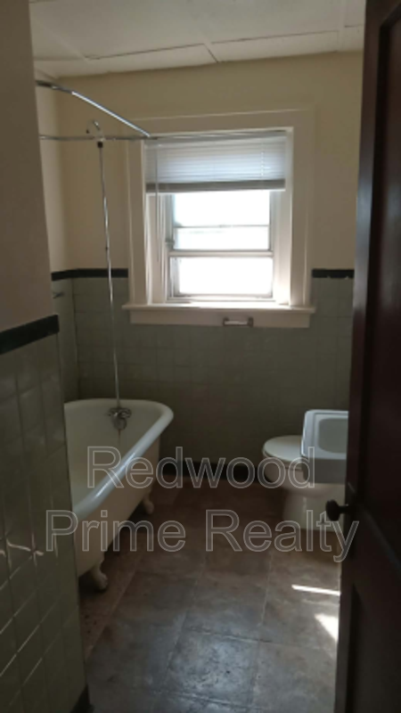 117 S Lloyd St #7 - Photo 4 of 5