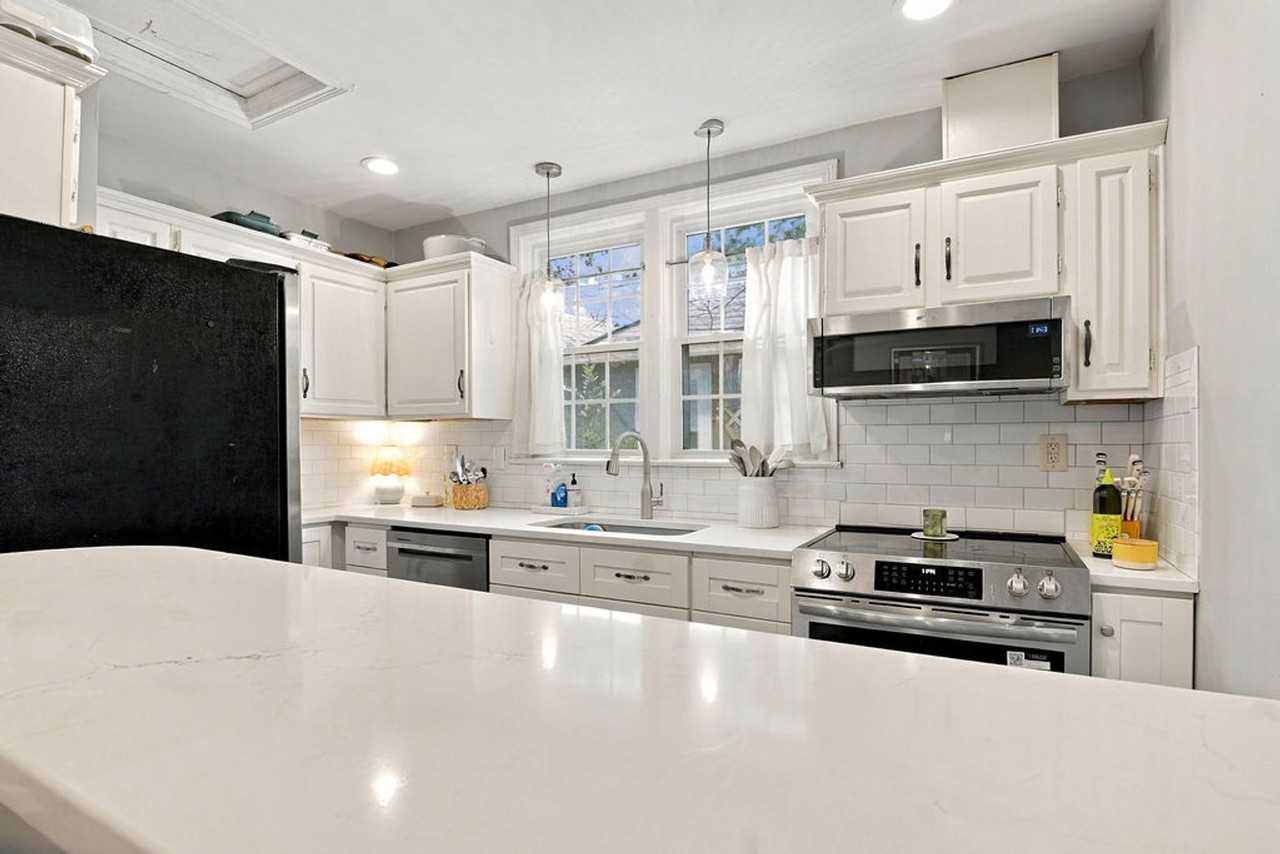 403 Saint Charles St - Photo 7 of 24
