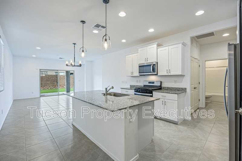 10333 W Granderson St - Photo 3 of 28