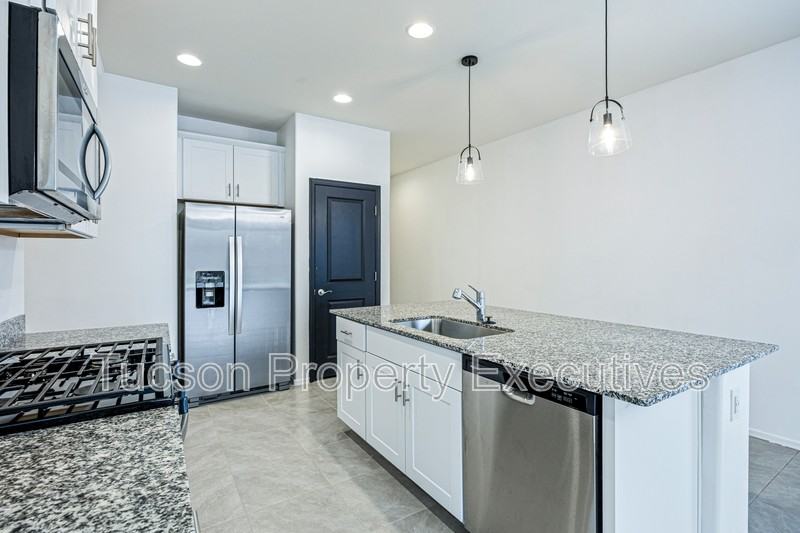 10333 W Granderson St - Photo 6 of 28