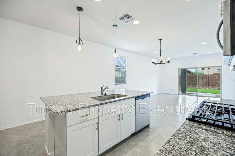 10333 W Granderson St - Photo 7 of 28