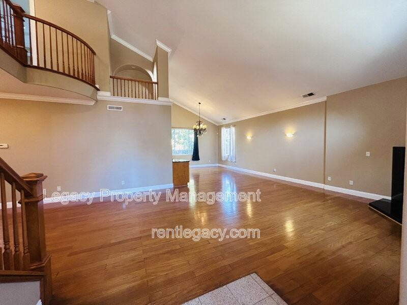 2136 Fieldcrest Ave - Photo 5 of 33
