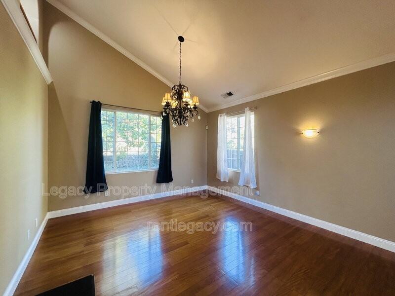 2136 Fieldcrest Ave - Photo 7 of 33