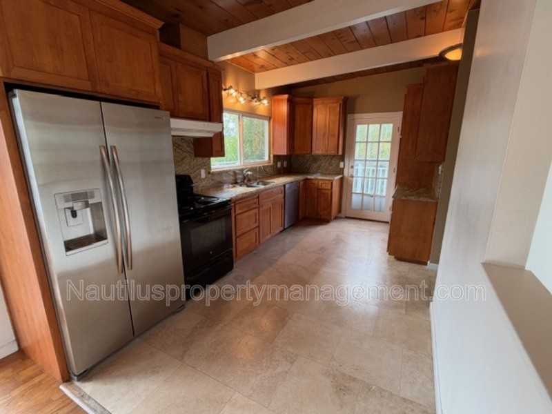 221 Blackpoint Ln - Photo 5 of 15