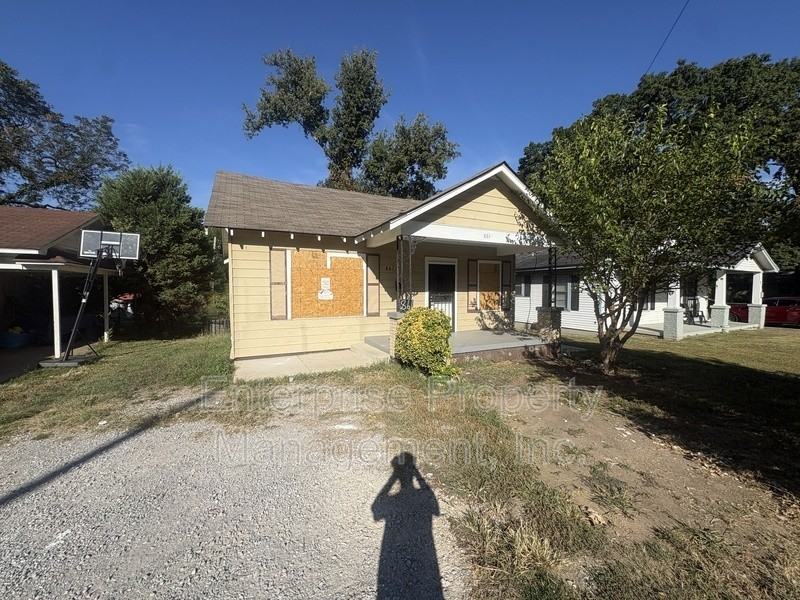 861 Goodwyn St - Photo 2 of 16