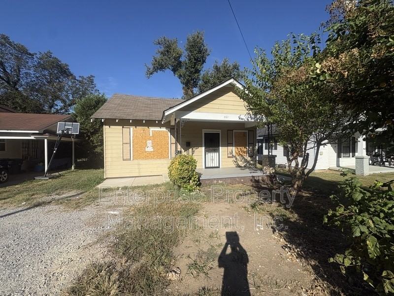 861 Goodwyn St - Photo 4 of 16