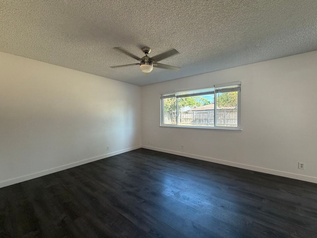 9225 Castlemont Cir - Photo 3 of 10
