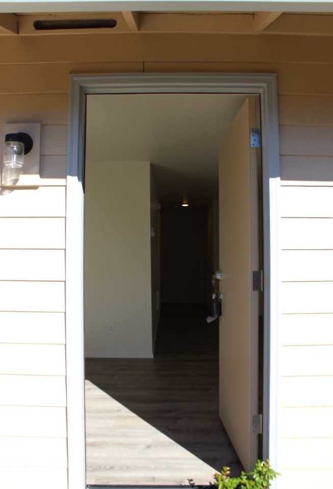 2055 Ne Barberry Dr - Photo 2 of 12