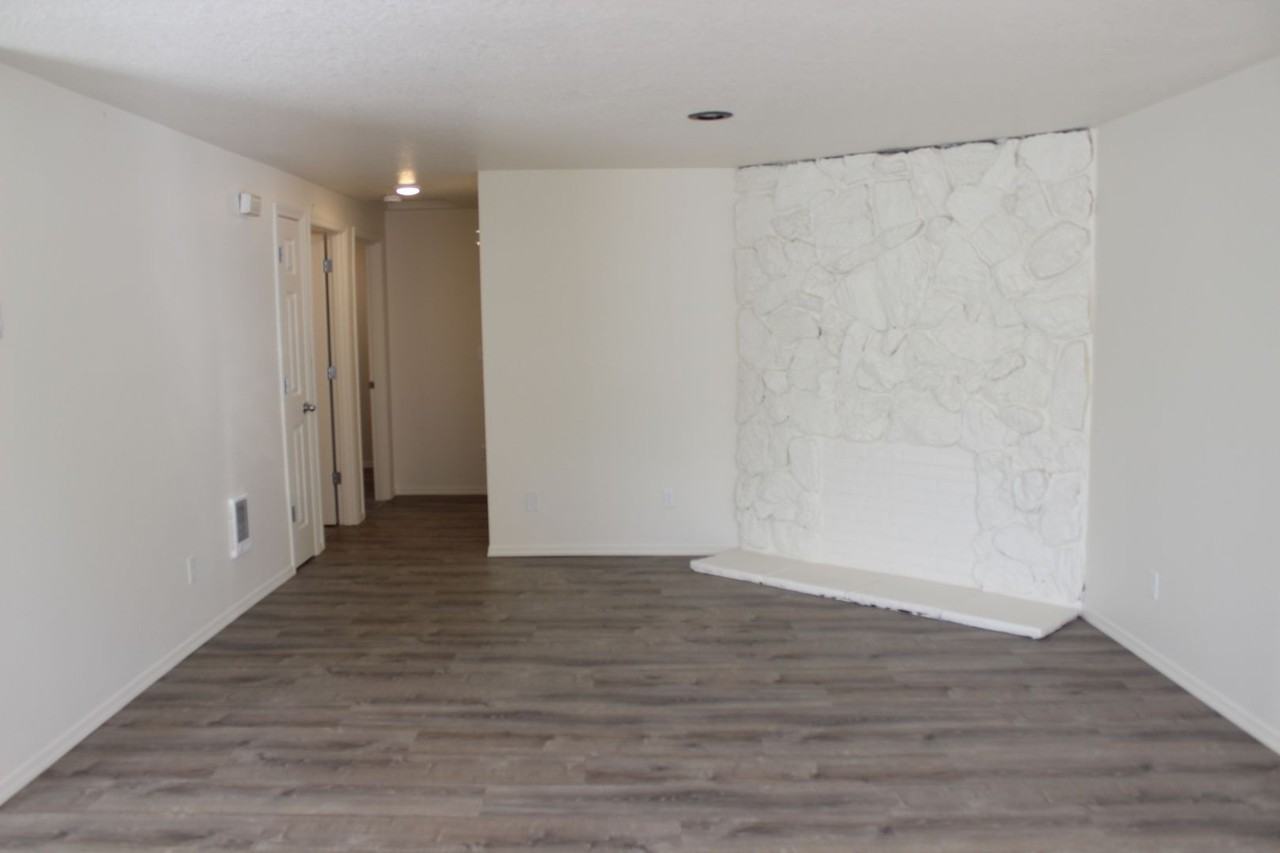 2055 Ne Barberry Dr - Photo 4 of 12