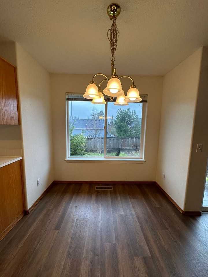 13042 Sw Mayview Way - Photo 5 of 20
