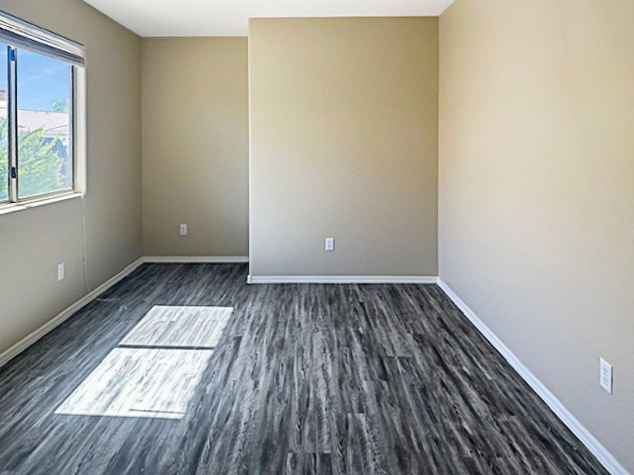 13410 W Watson Ln - Photo 3 of 20