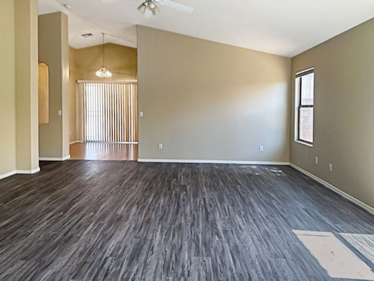 13410 W Watson Ln - Photo 4 of 20