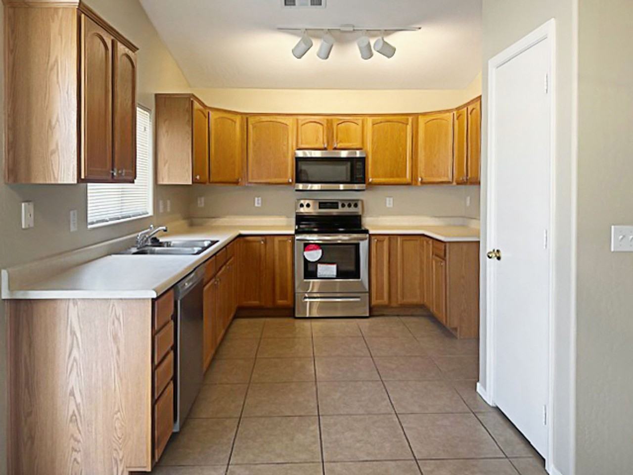13410 W Watson Ln - Photo 6 of 20